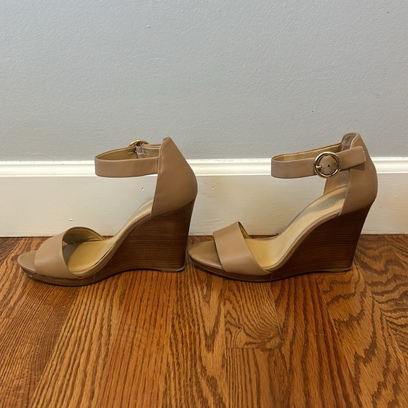 Michael Kors tan leather wedge sandals - Picture 2 of 6